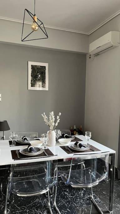 Beautiful Apartment Next To Metro Station アテネ エクステリア 写真