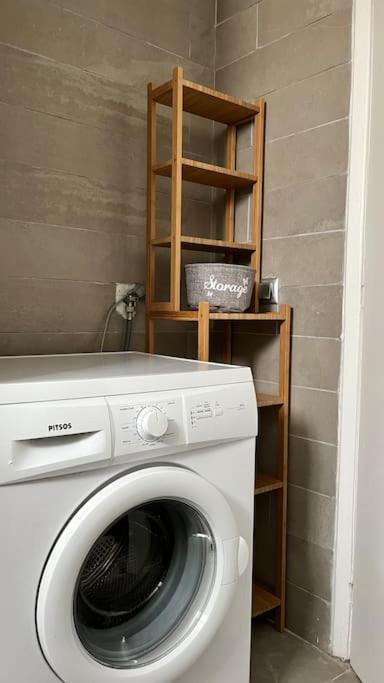 Beautiful Apartment Next To Metro Station アテネ エクステリア 写真