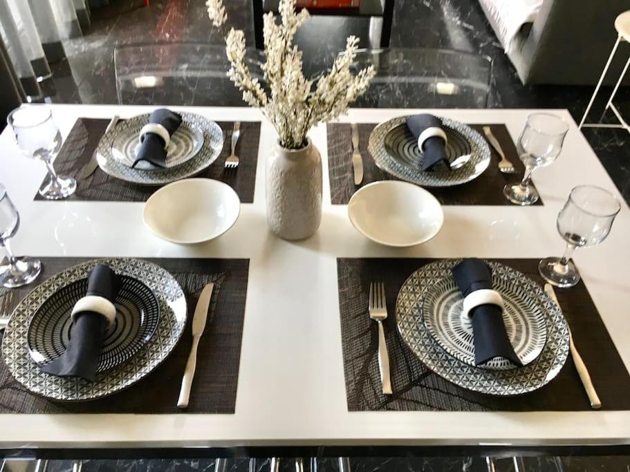Beautiful Apartment Next To Metro Station アテネ エクステリア 写真