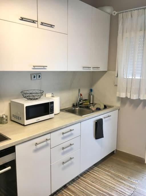 Beautiful Apartment Next To Metro Station アテネ エクステリア 写真